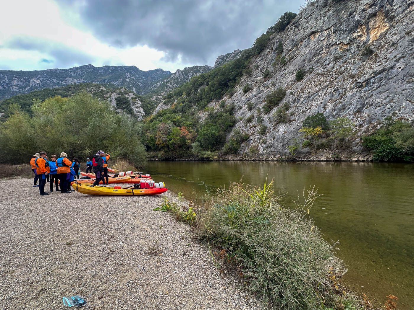 Kajaks am Uferbereich des Néstos Fluss in Griechenland
