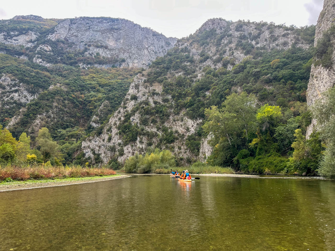 Kanus auf dem Fluss auf dem Néstos
