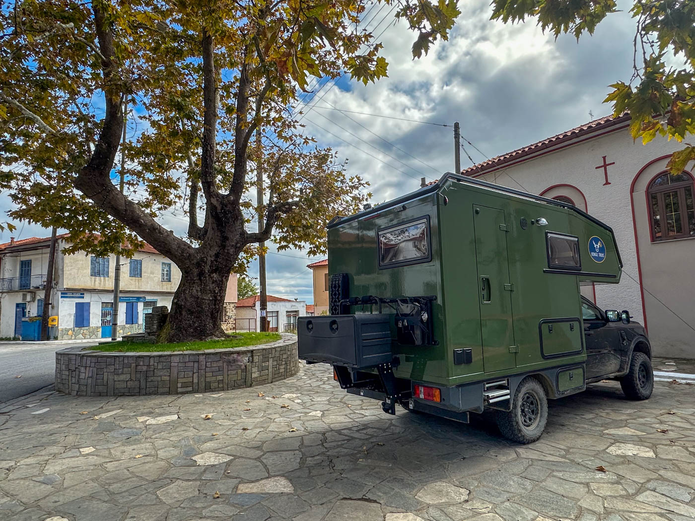 Konge-Mobil am Hauptplatz in Stratoníki, ein Bergdorf im Hinterland von Chalkidikí