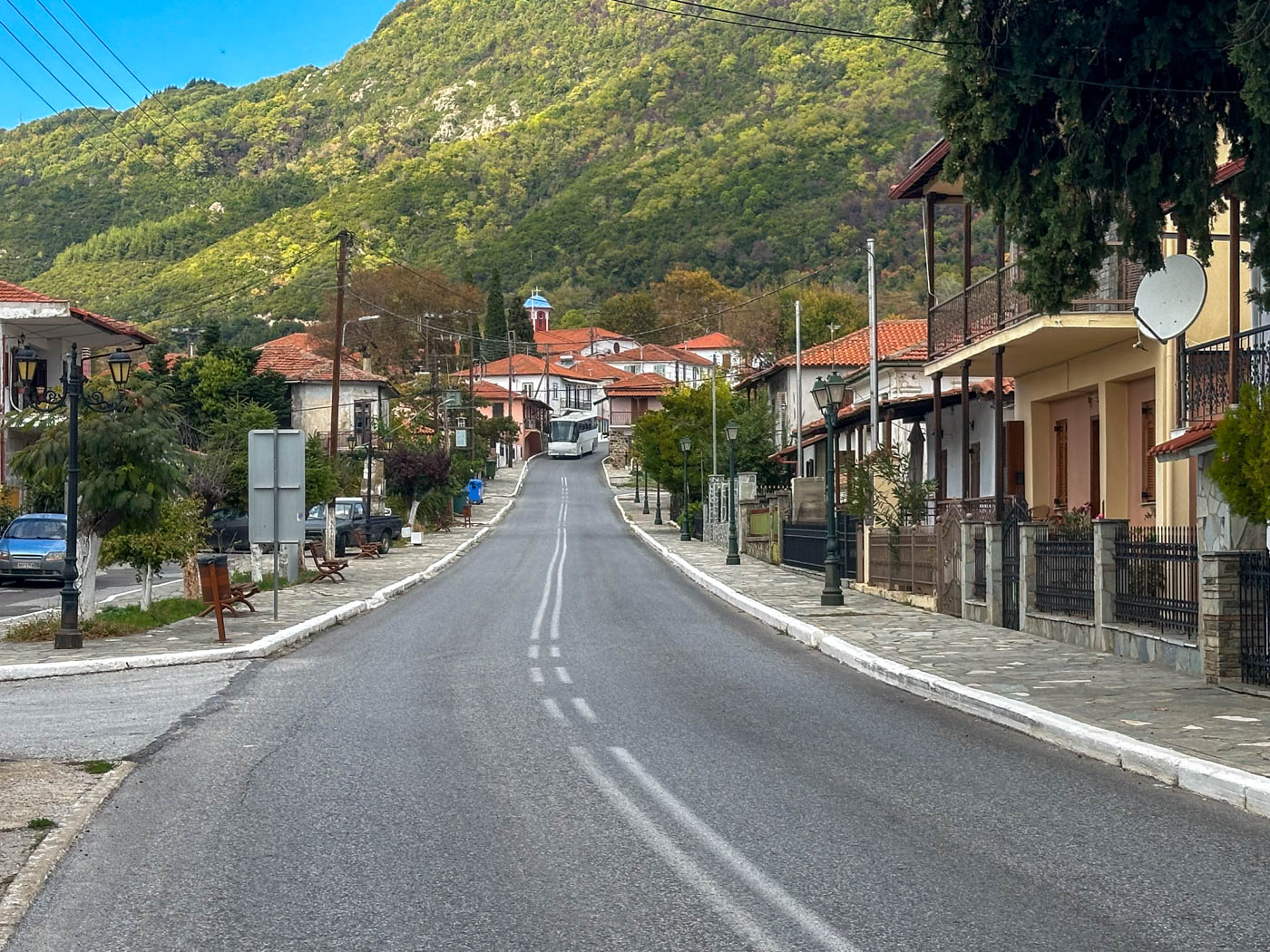 Hauptstraße von Stratoníki, ein Bergdorf im Hinterland von Chalkidikí