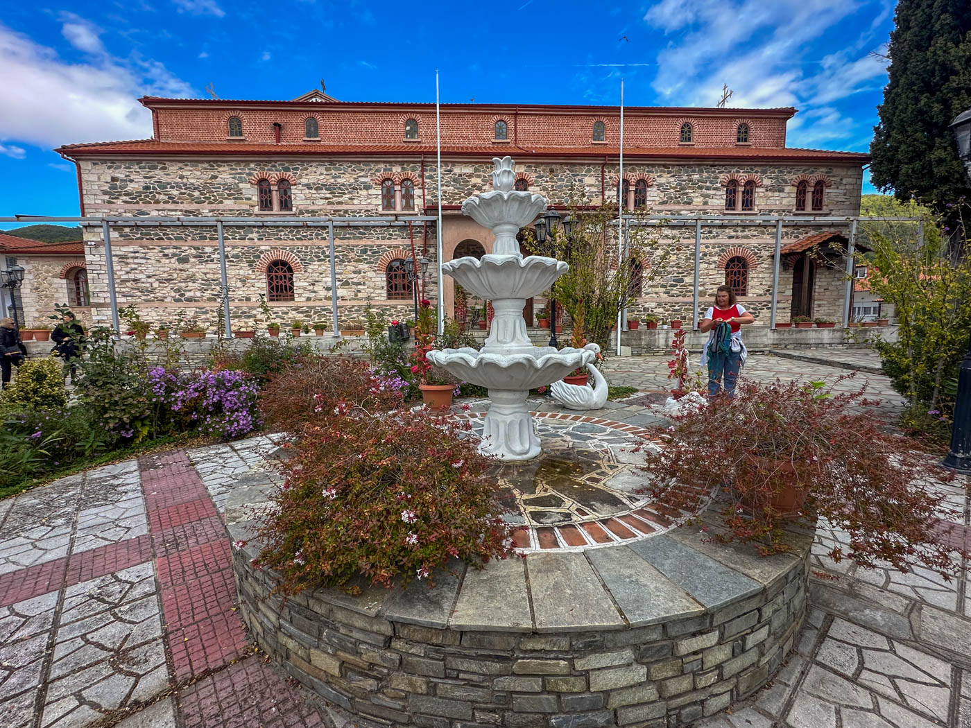 Hauptplatz mit Brunnen in Megáli Panagía, einem Bergdorf im Hinterland von Chalkidikí