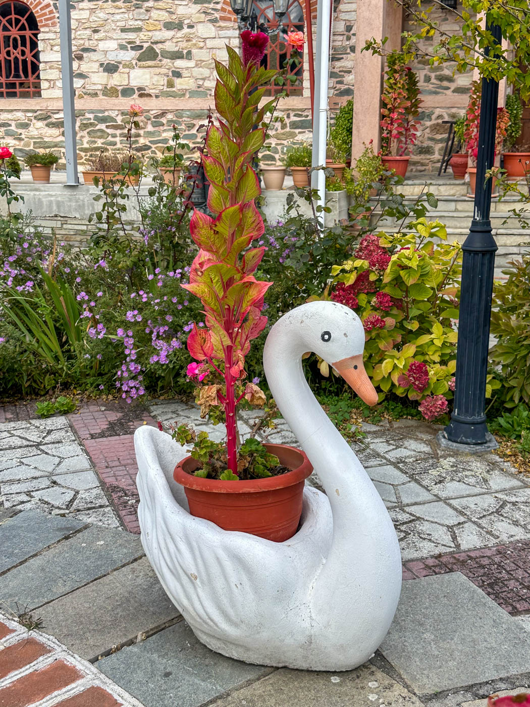 Begrünter Platz in Megáli Panagía, einem Bergdorf im Hinterland von Chalkidikí