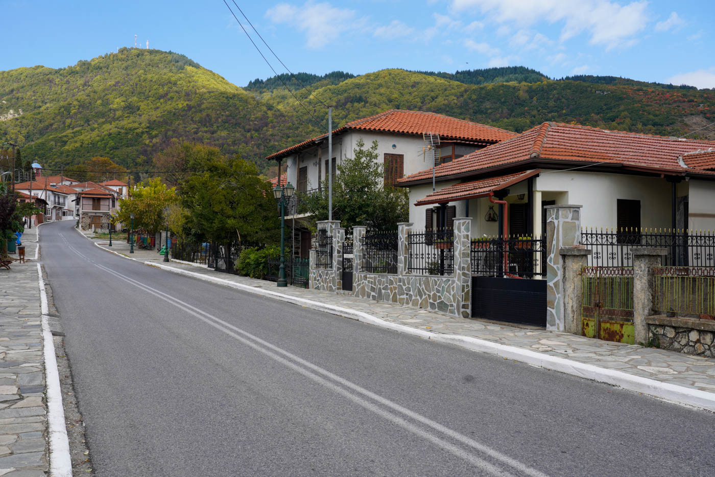 typischer Strassenzug in Stratoníki, ein Bergdorf im Hinterland von Chalkidikí
