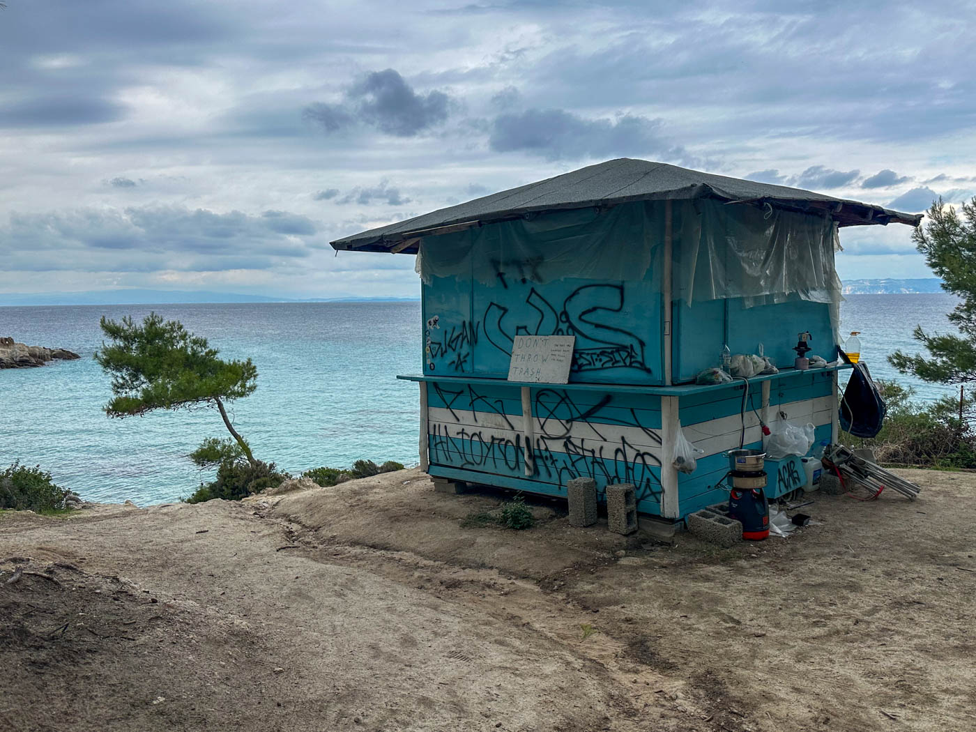 Geschlossene Strandbar beim Mega Portokali Strand auf Sithonía