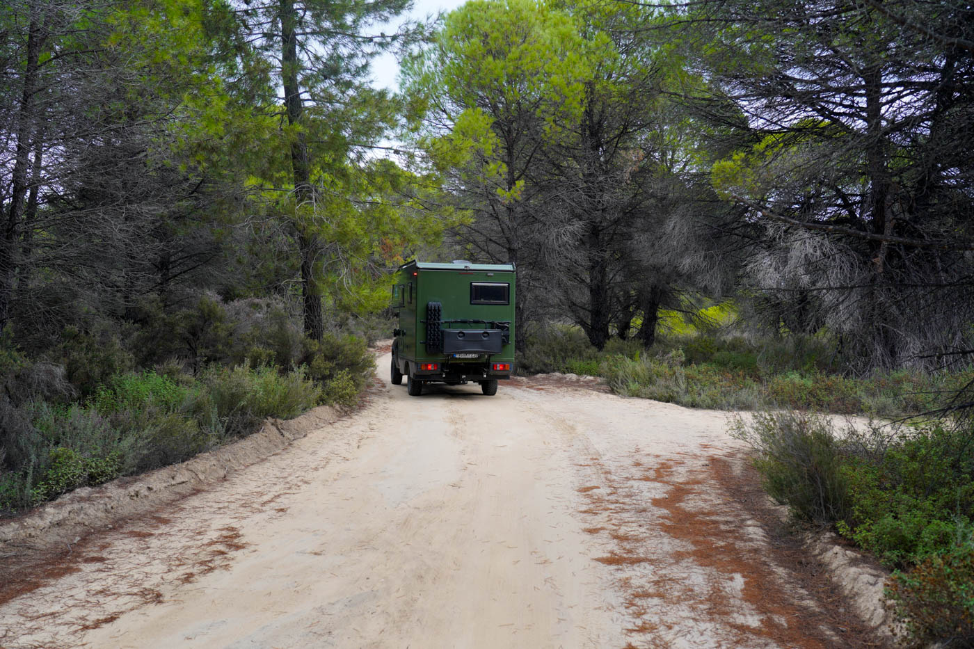 Sandpiste auf dem Weg zum Paradies Strand auf der Halbinsel Sithonía