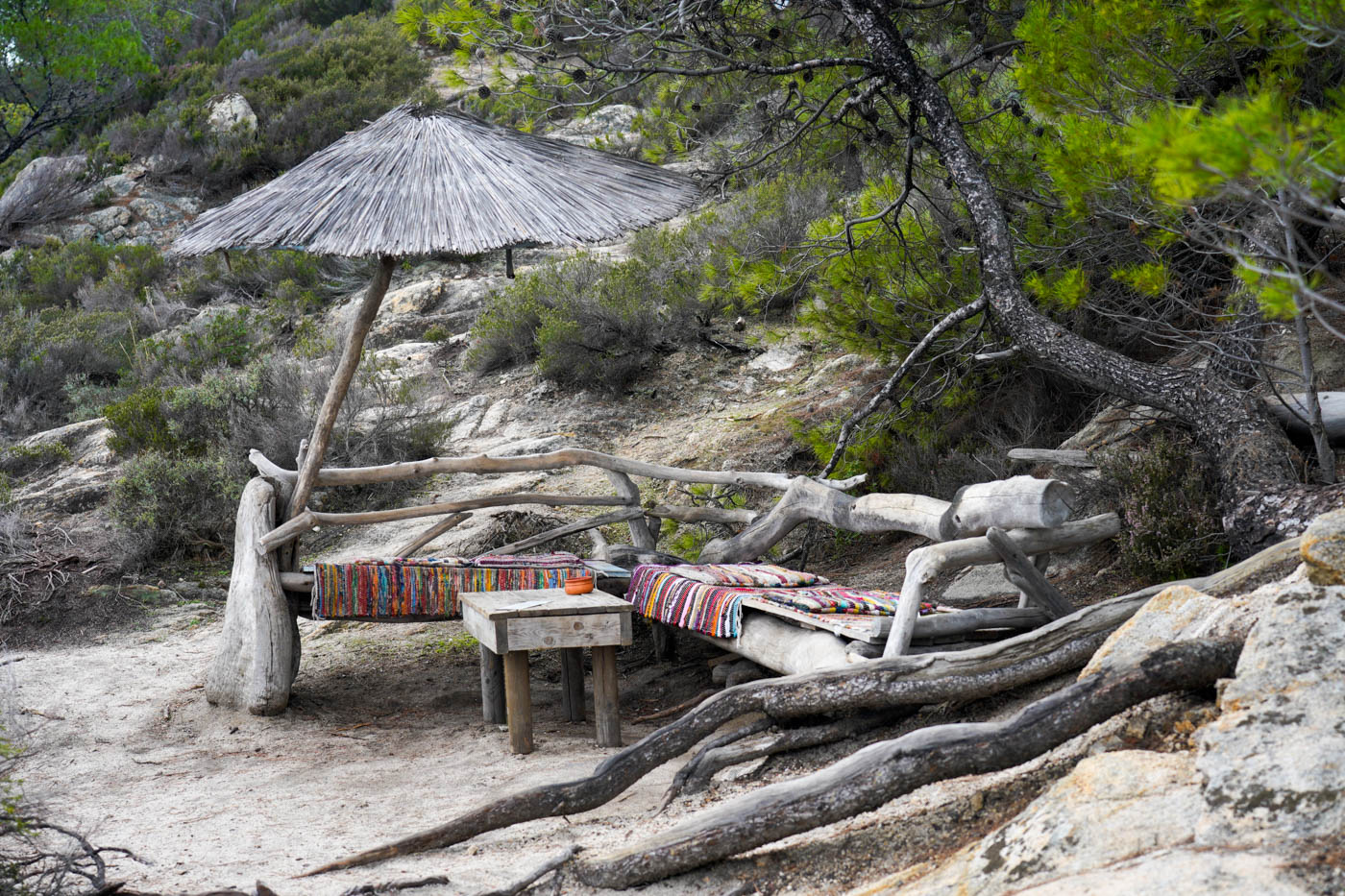 Sitzgelegenheit am Paradies Strand auf der Halbinsel Sithonía