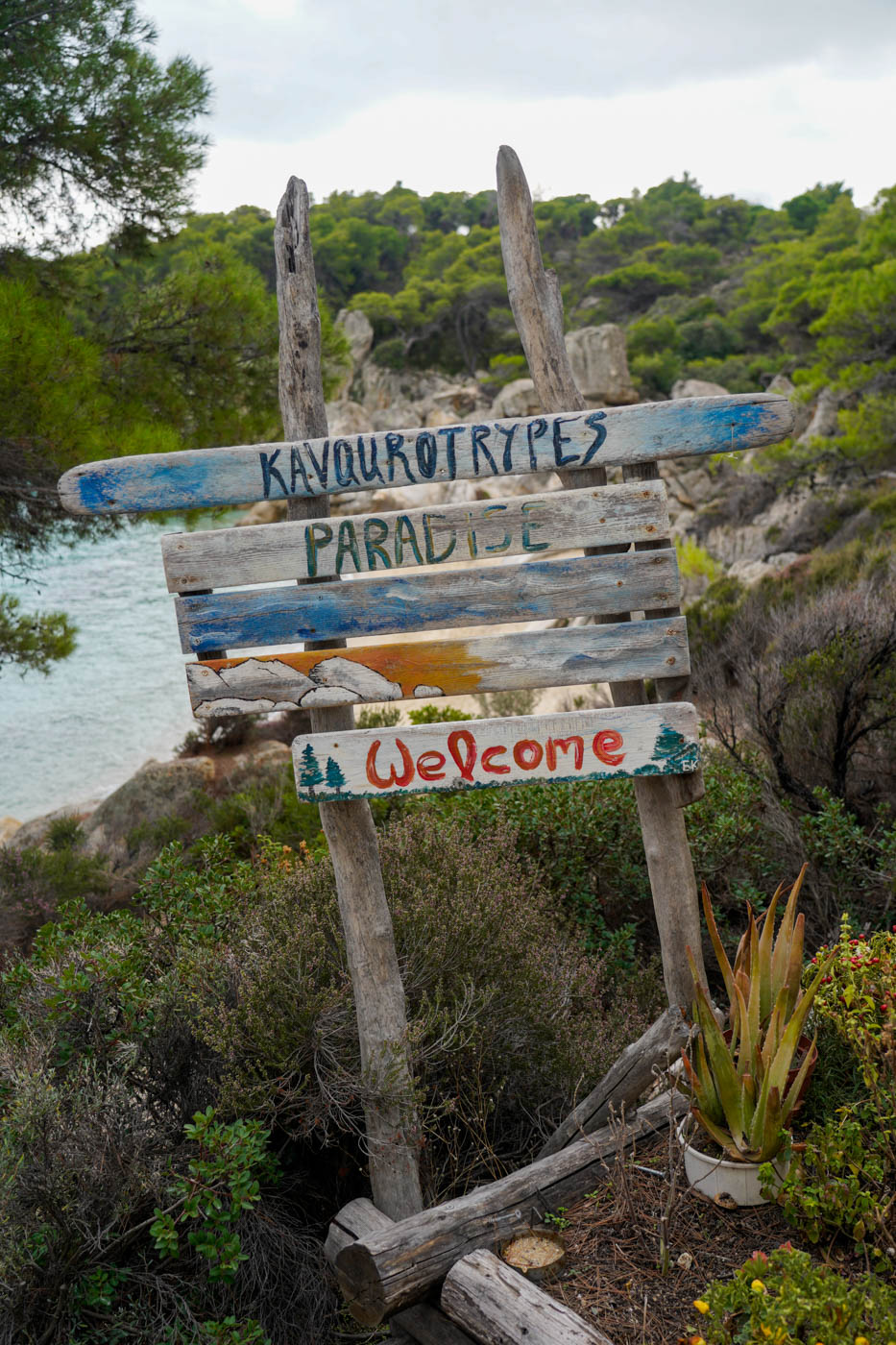 Hinweistafel zum Paradies Strand auf Sithonía