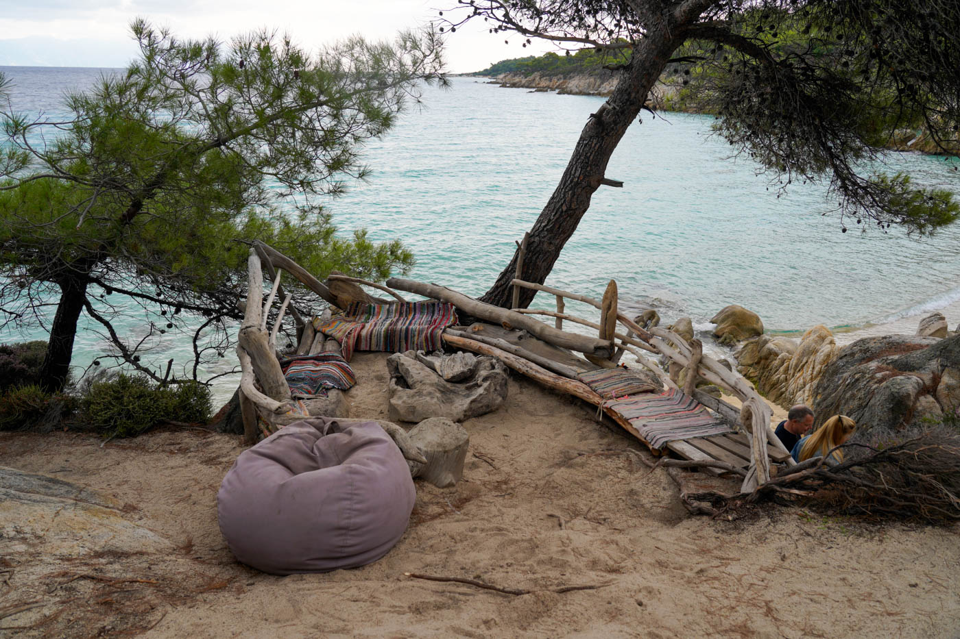 Sitzgelegenheiten am Paradies Strand auf der Halbinsel Sithonía