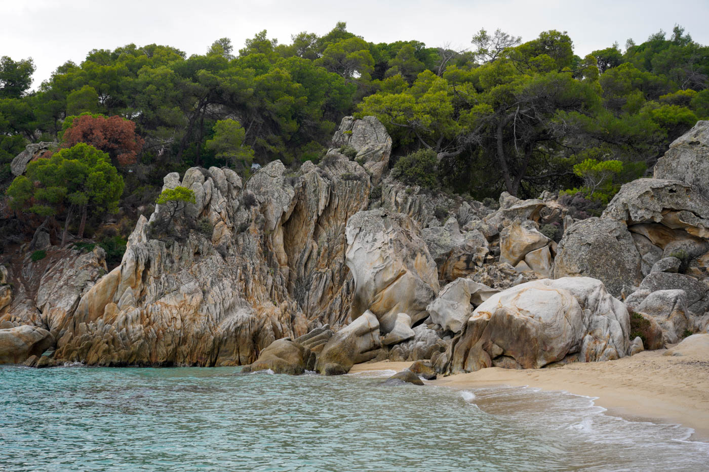 Felsformationen am Mega Portokali Strand auf Sithonía