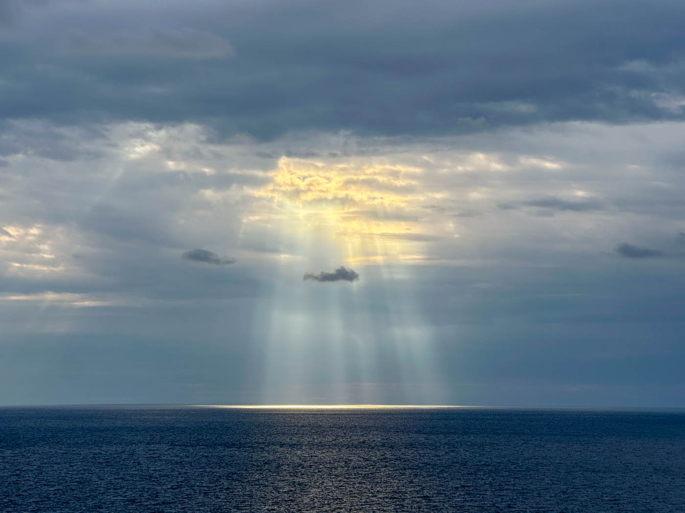 Sonnenstrahlen durch Wolken 