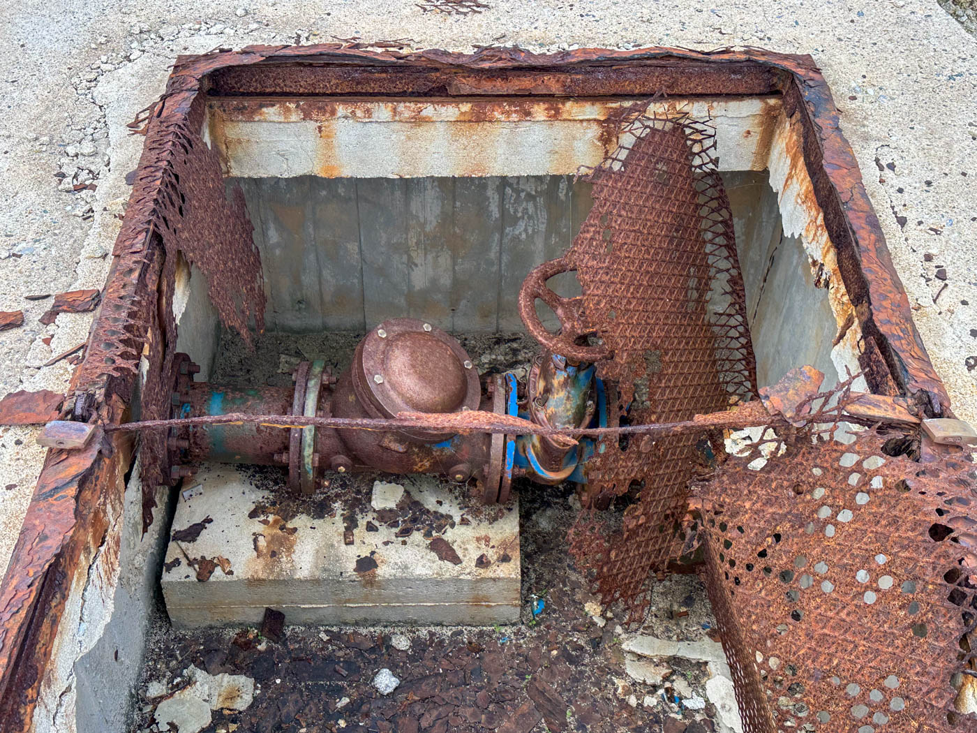 Verrostetes Pumpenwerk in der Ghost-Town von Kriarítsi auf Sithonía
