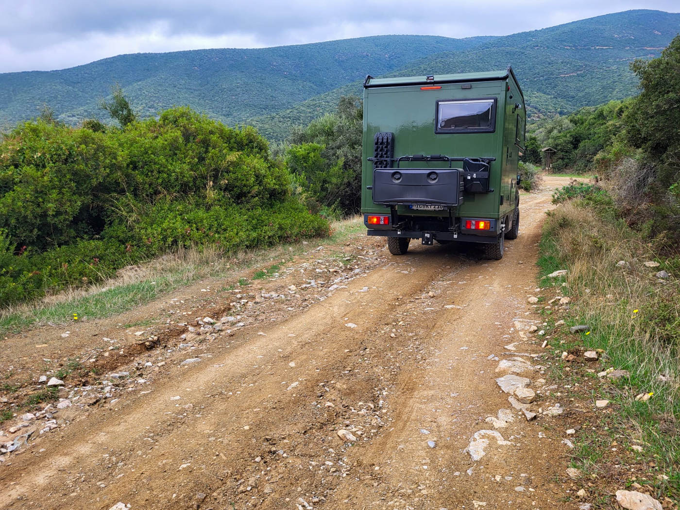 Wohnmobil auf Schotterpiste auf dem Weg zum Startpunkt der Wanderung zum Kap Sithonía