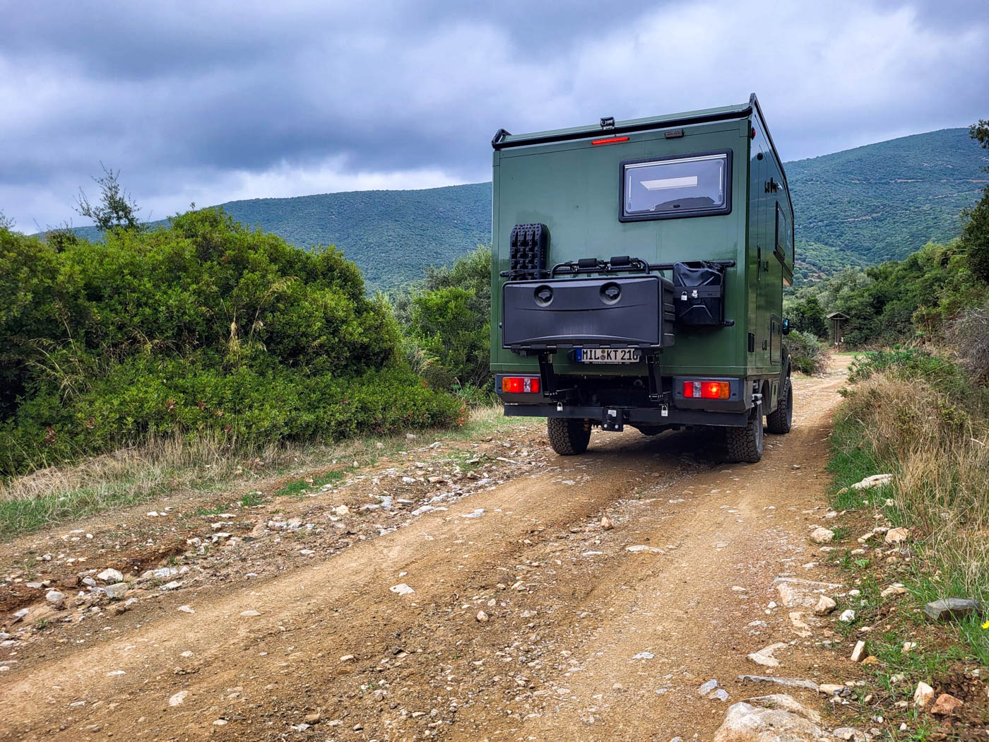 Konge-Mobil auf Schotterpiste auf dem Weg zum Startpunkt der Wanderung zum Kap Sithonía