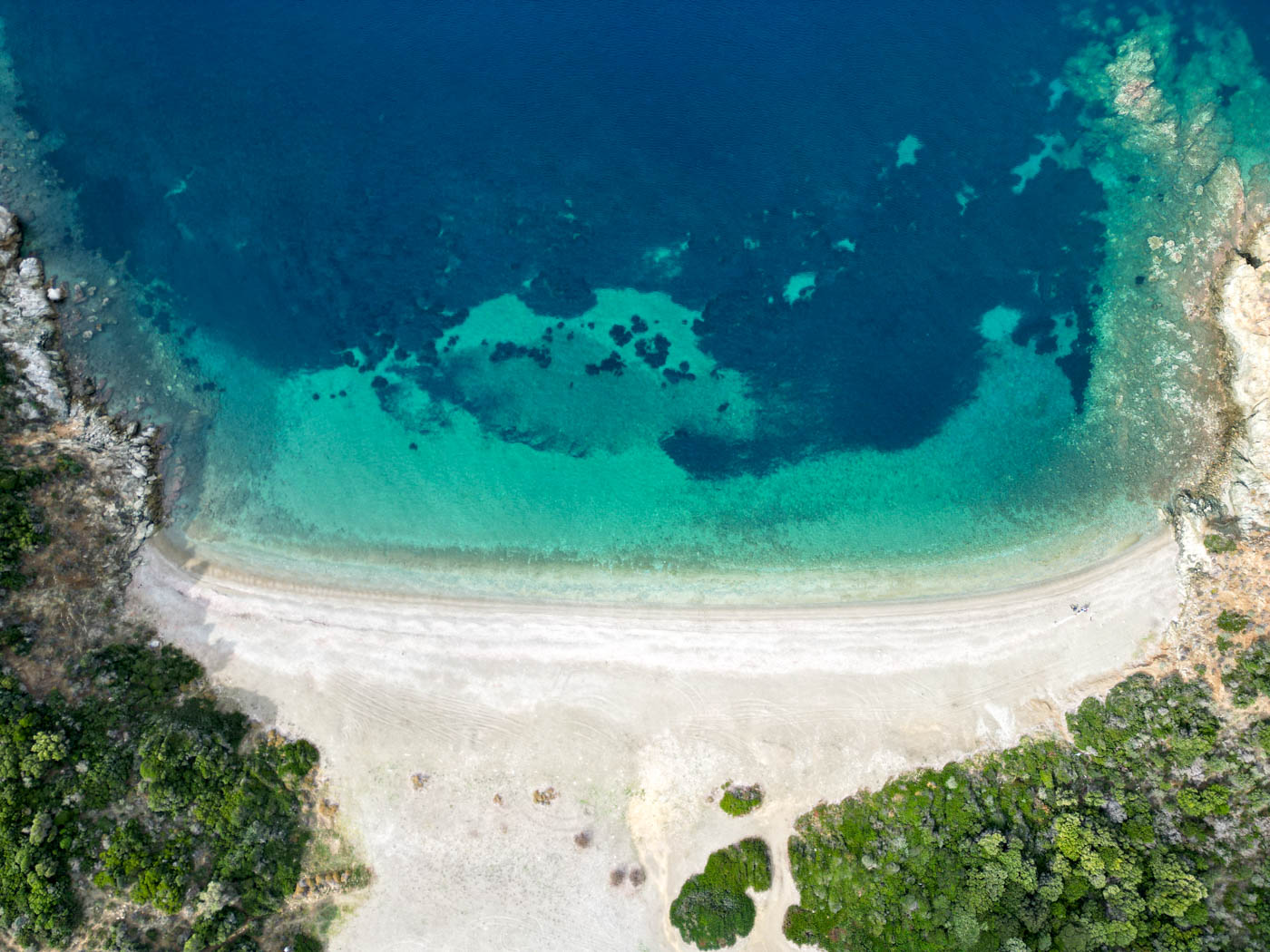 Strand am Kap Sithonía in Chalkidikí aus der Vogelperspektive