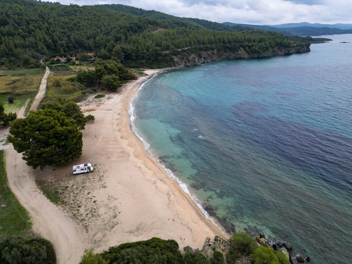 Der hintere Abschnitt des Azapiko Sandstrandes auf Sithonía aus der Vogelperspektive