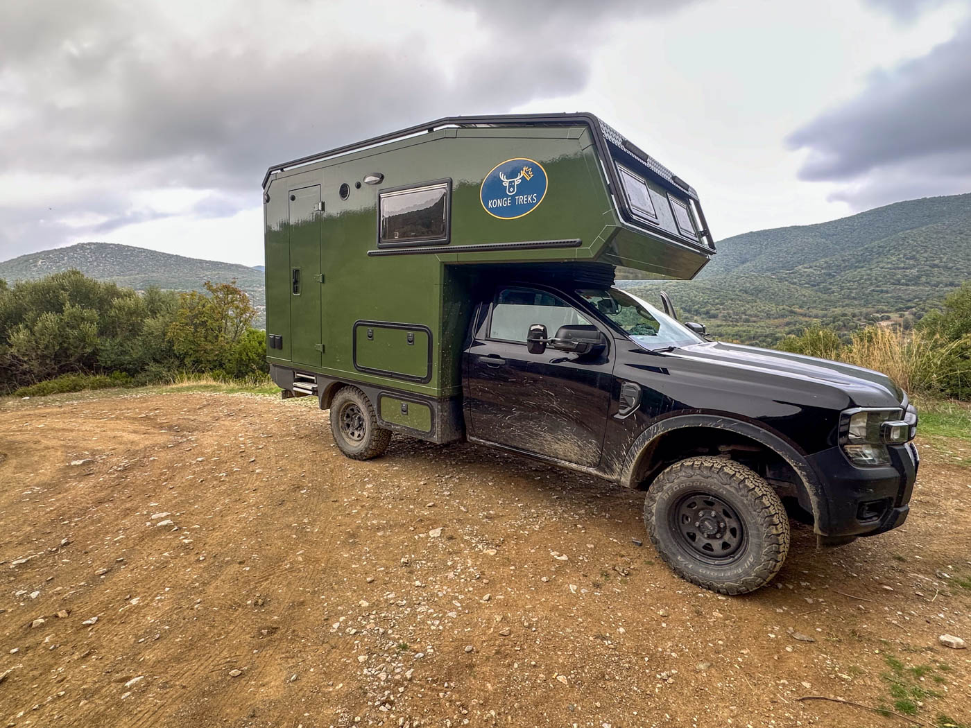 Wohnmobil auf Schotterpiste auf dem Weg zum Startpunkt der Wanderung zum Kap Sithonía