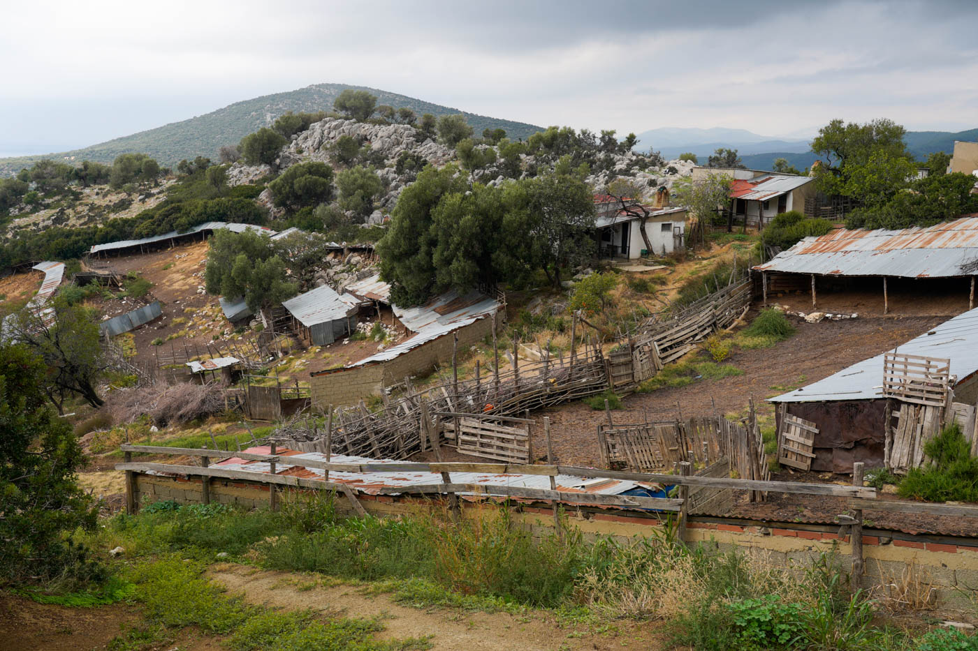 Wellblechhütten am Startpunkt der Wanderung Kap Sithonía in Chalkidikí