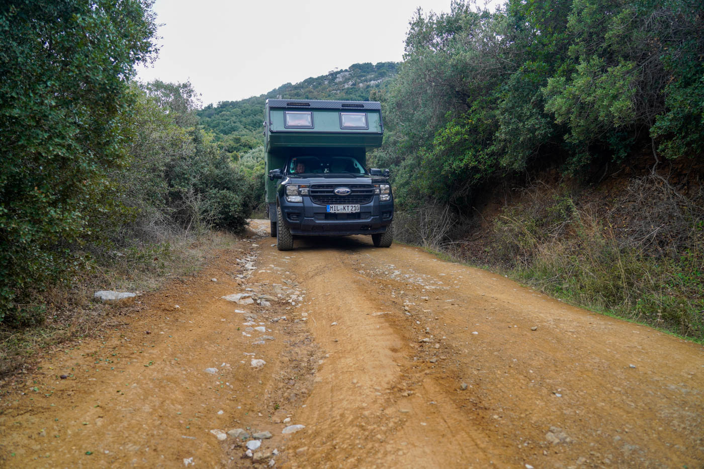 Konge-Mobil auf Schotterpiste auf dem Weg zum Startpunkt der Wanderung zum Kap Sithonía