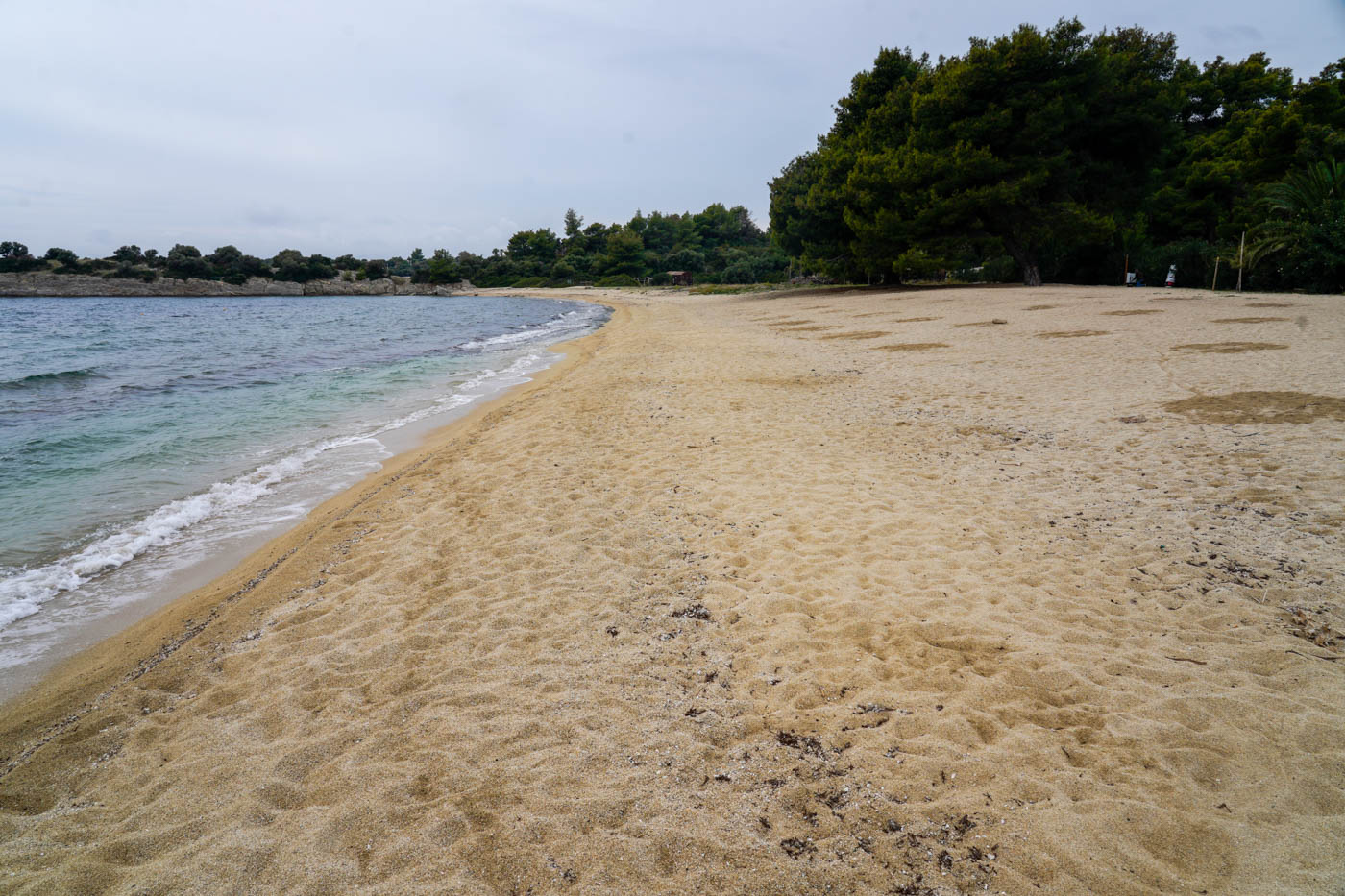Der breite Azapiko Sandstrand