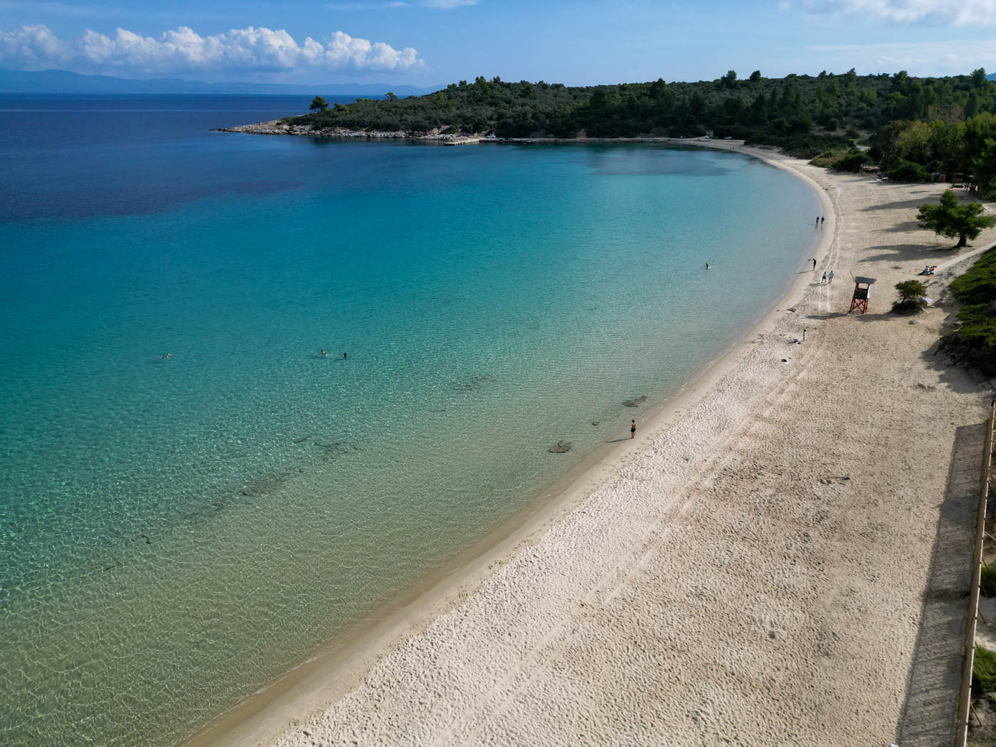 Der Palioúri Strand, auch  bekannt als Golden Beach aus der Vogelperspektive