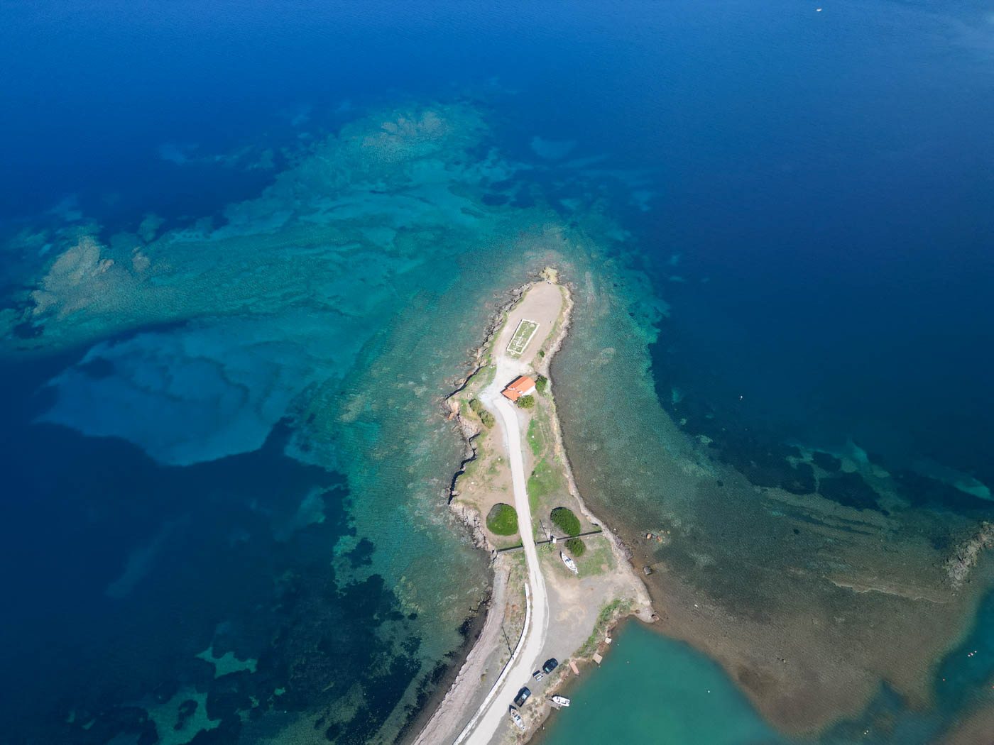 Landzunge mit der Ágios Nikólaos Kapelle im Süden der Kassandra Halbinsel in der Chalkidikí aus der Vogelperspektive