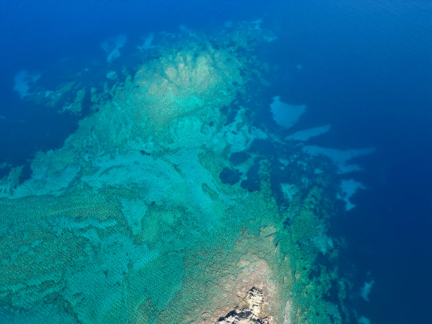 Unterwasserlandschaft im Süden der Kassandra Halbinsel in der Chalkidikí aus der Vogelperspektive