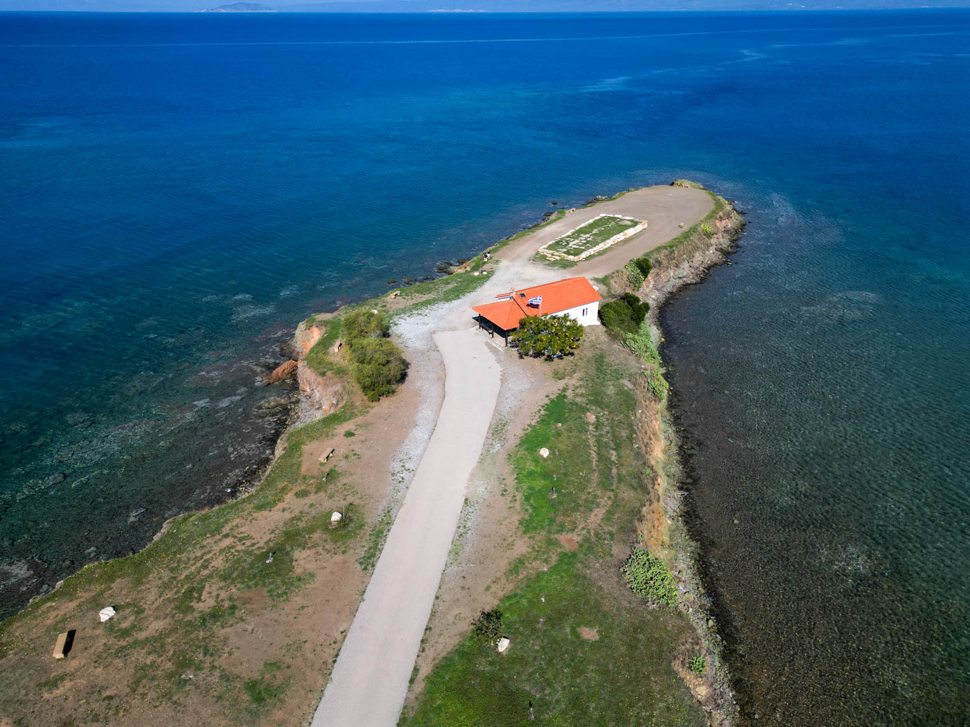 Ágios Nikólaos Kapelle bei Kanistro im Süden der Kassandra Halbinsel in der Chalkidikí aus der Vogelperspektive