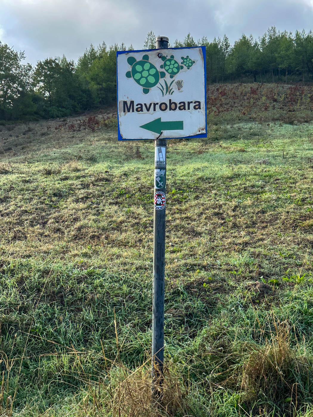 Hinweisschild zum Schildkröten-See Mavrobara in Kassandra (Chalkidikí)