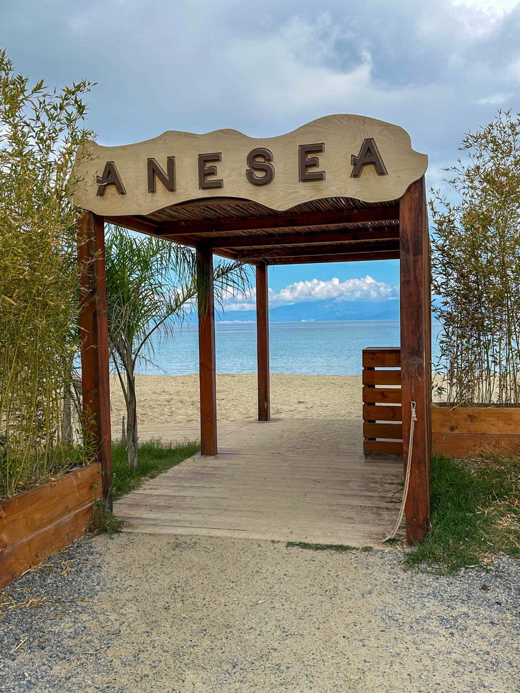 Eingang zum Palioúri Strand, auch  bekannt als Golden Beach, im Süden von Kassandra 