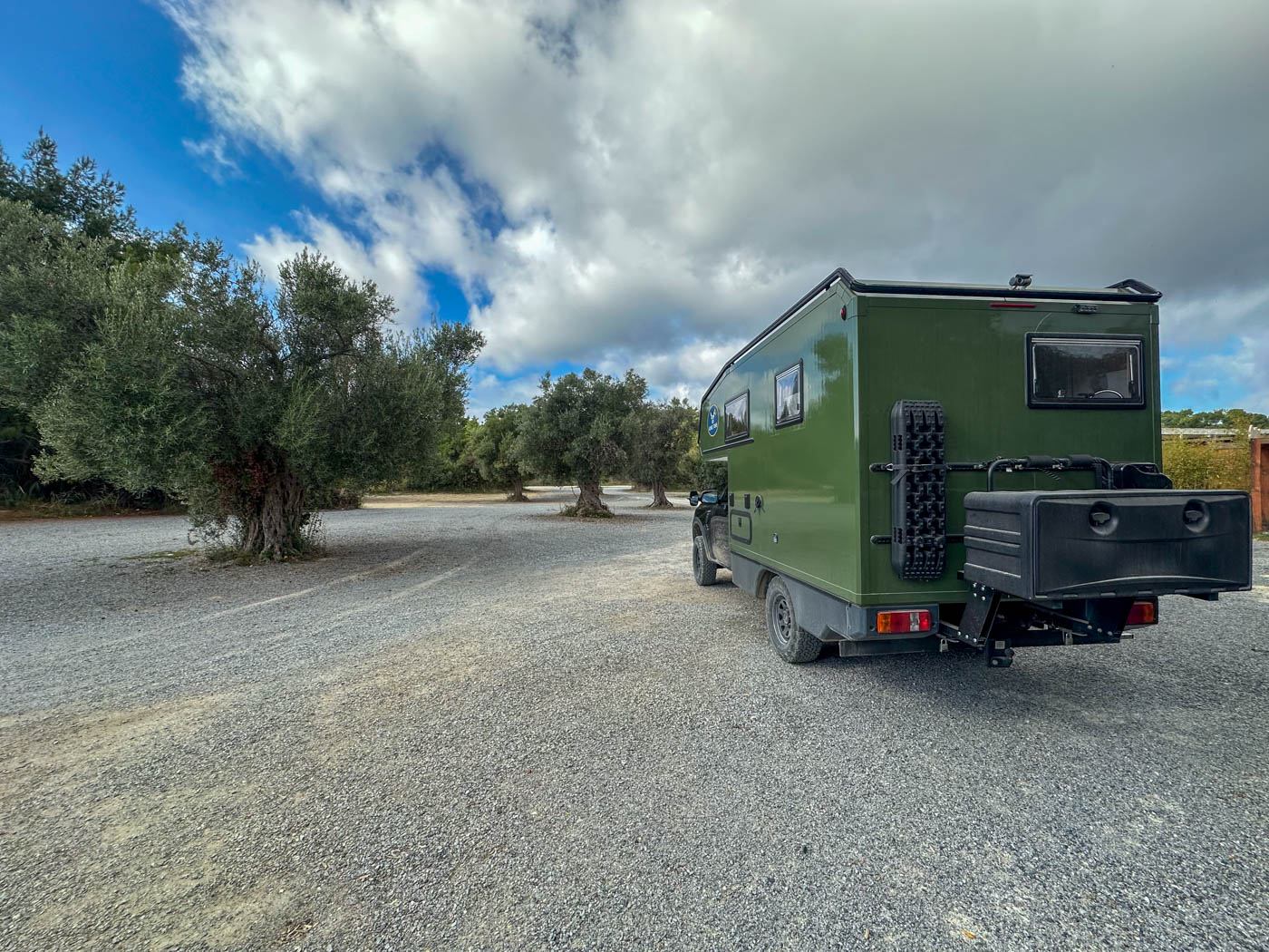 Konge-Mobil am Parkplatz des Palioúri Strands, auch  bekannt als Golden Beach im Süden von Kassandra 