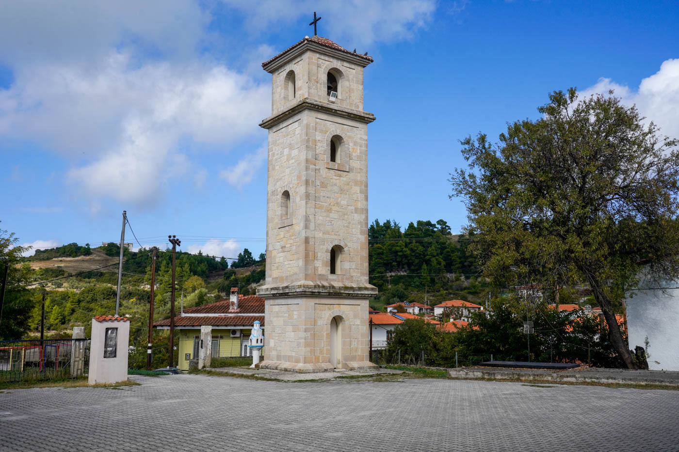 Kirchturm von Ágia Paraskeví im südlichen Hinterland der Kassandra Halbinsel in der Chalkidikí 