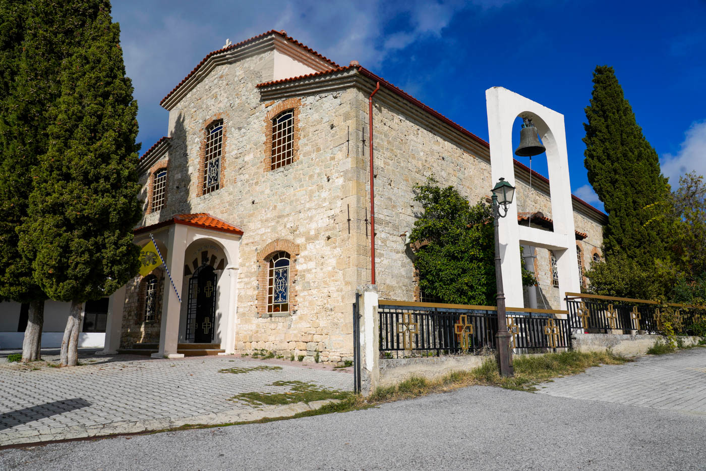 Kirche von Ágia Paraskeví im südlichen Hinterland der Kassandra Halbinsel in der Chalkidikí 