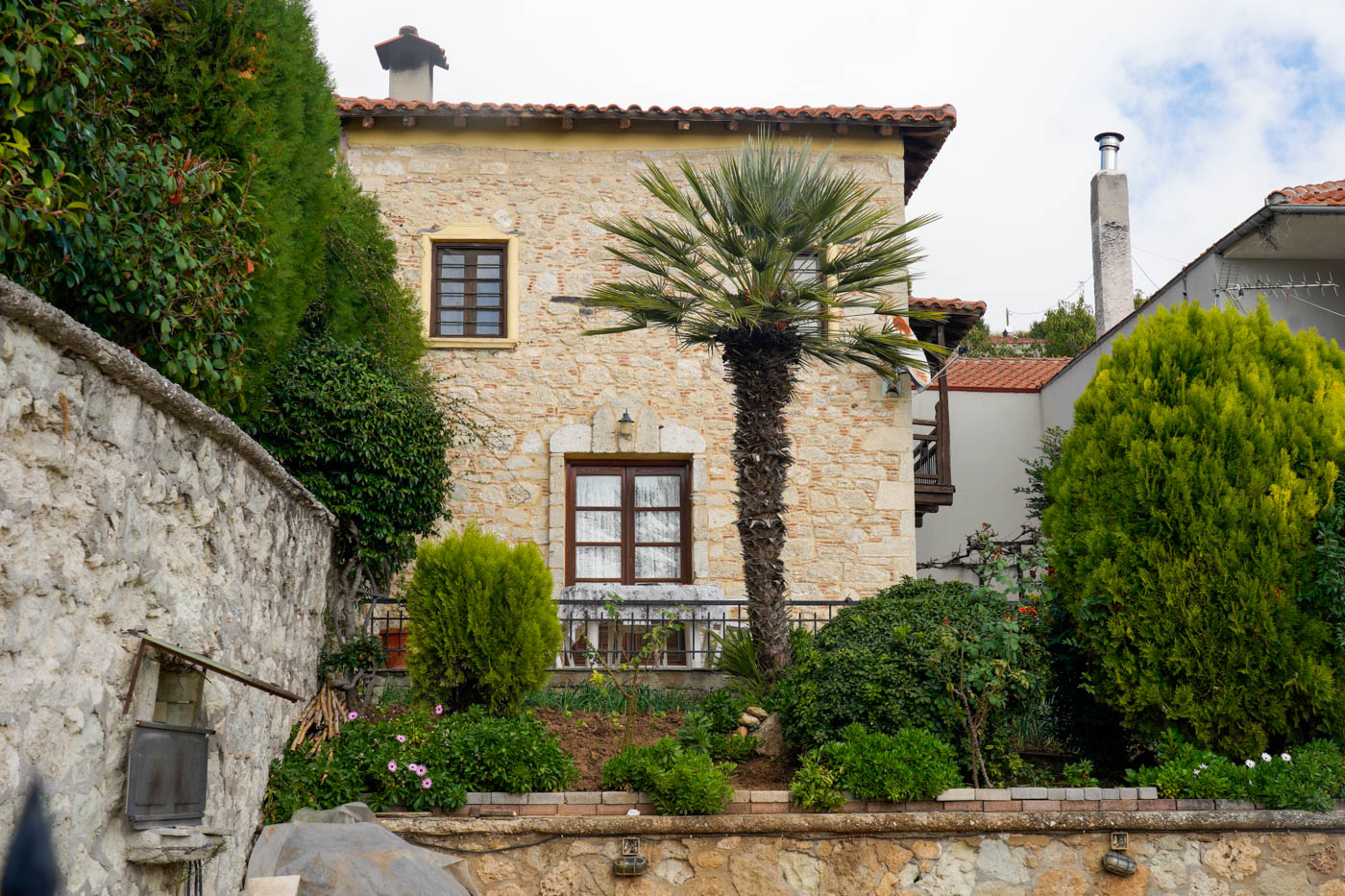 Steinhaus mit Palme in Ágia Paraskeví im südlichen Hinterland der Kassandra Halbinsel in der Chalkidikí 