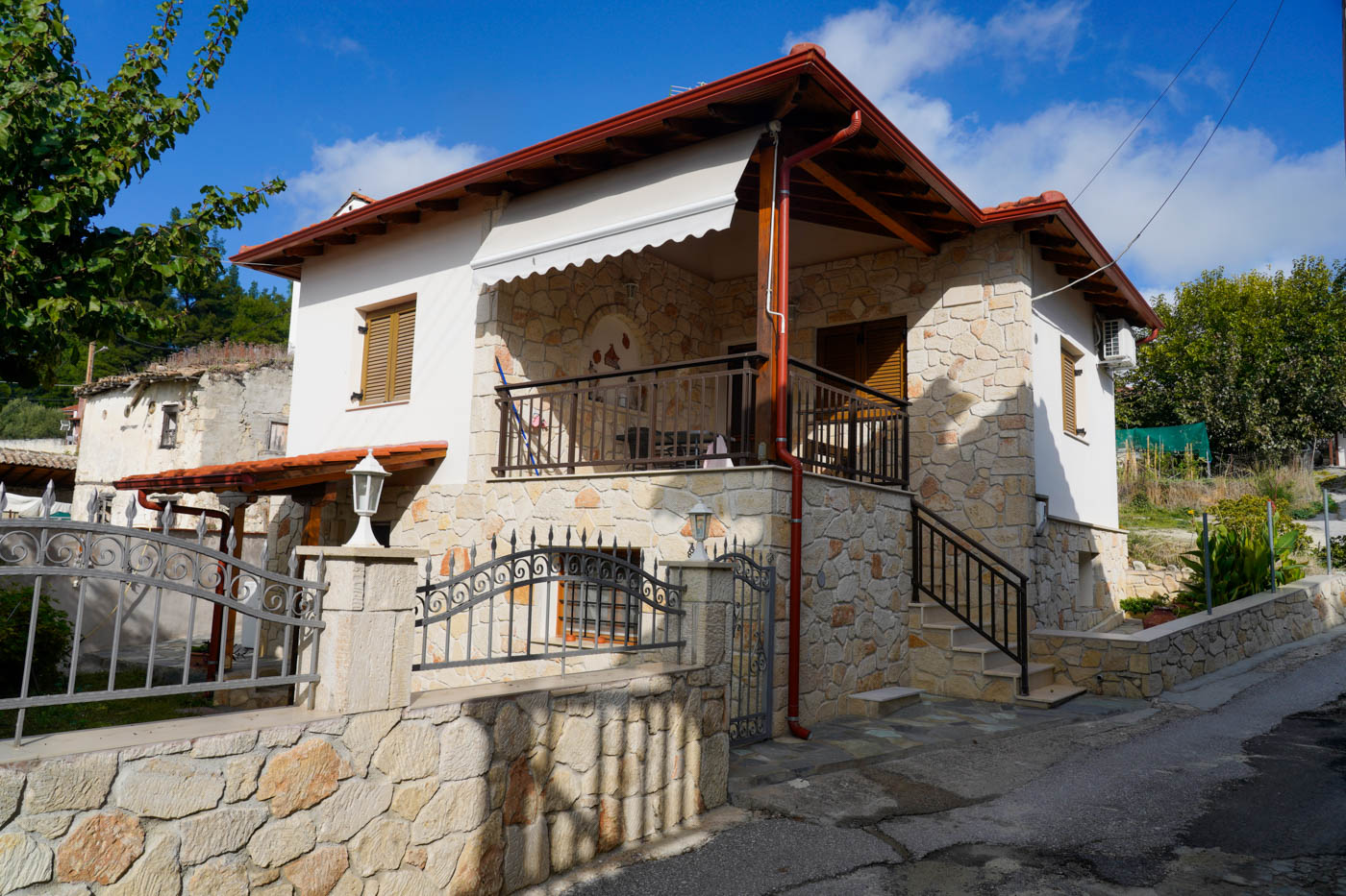 Steinhaus in Ágia Paraskeví im südlichen Hinterland der Kassandra Halbinsel in der Chalkidikí 