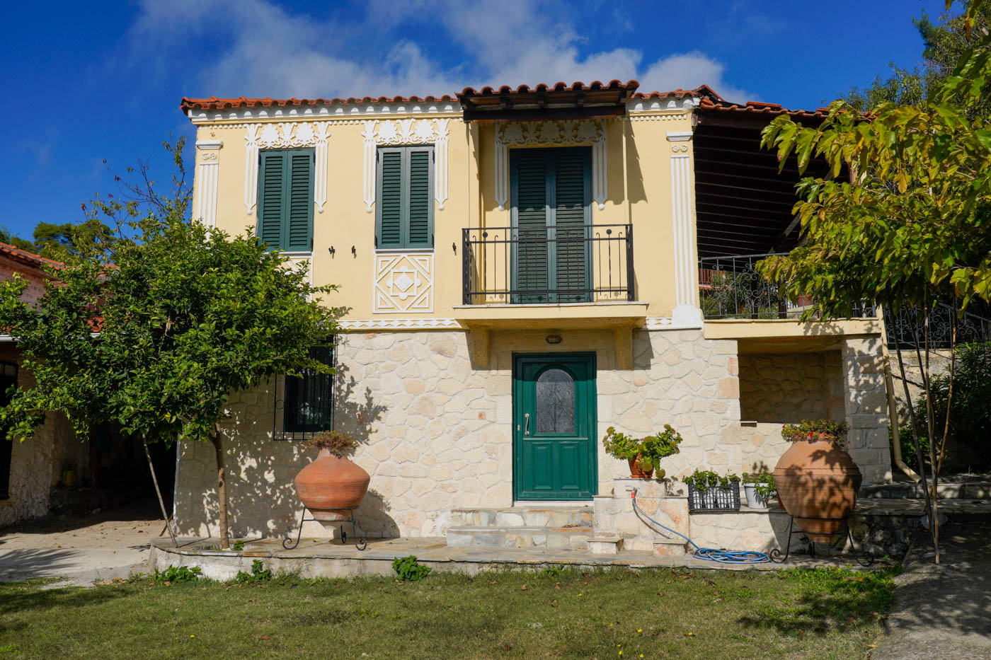 Traditionelles Haus in Ágia Paraskeví im südlichen Hinterland der Kassandra Halbinsel in der Chalkidikí 
