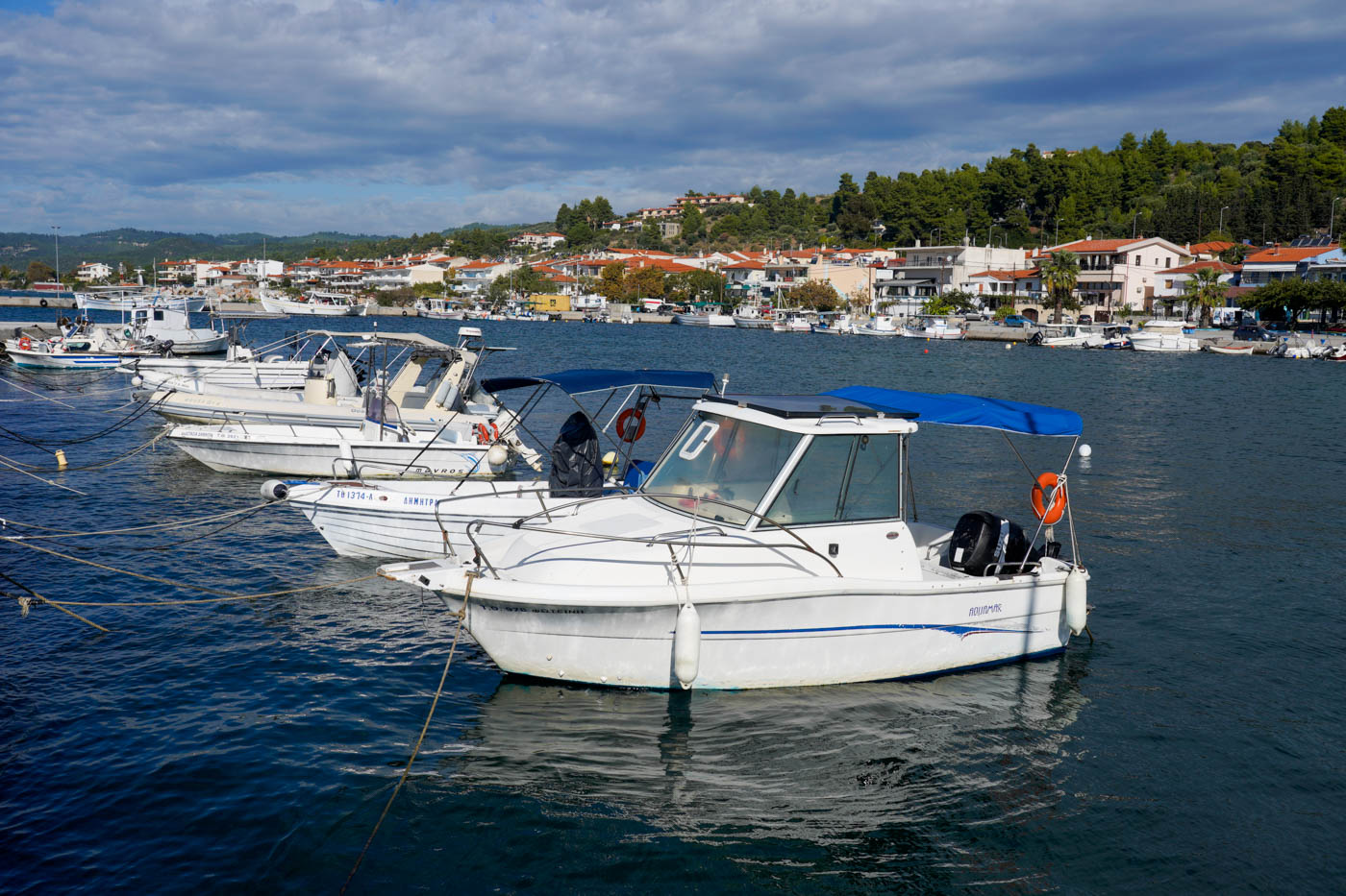Motorboote von Néa Skíoni an der Westküste von Kassandra in der Chalkidikí