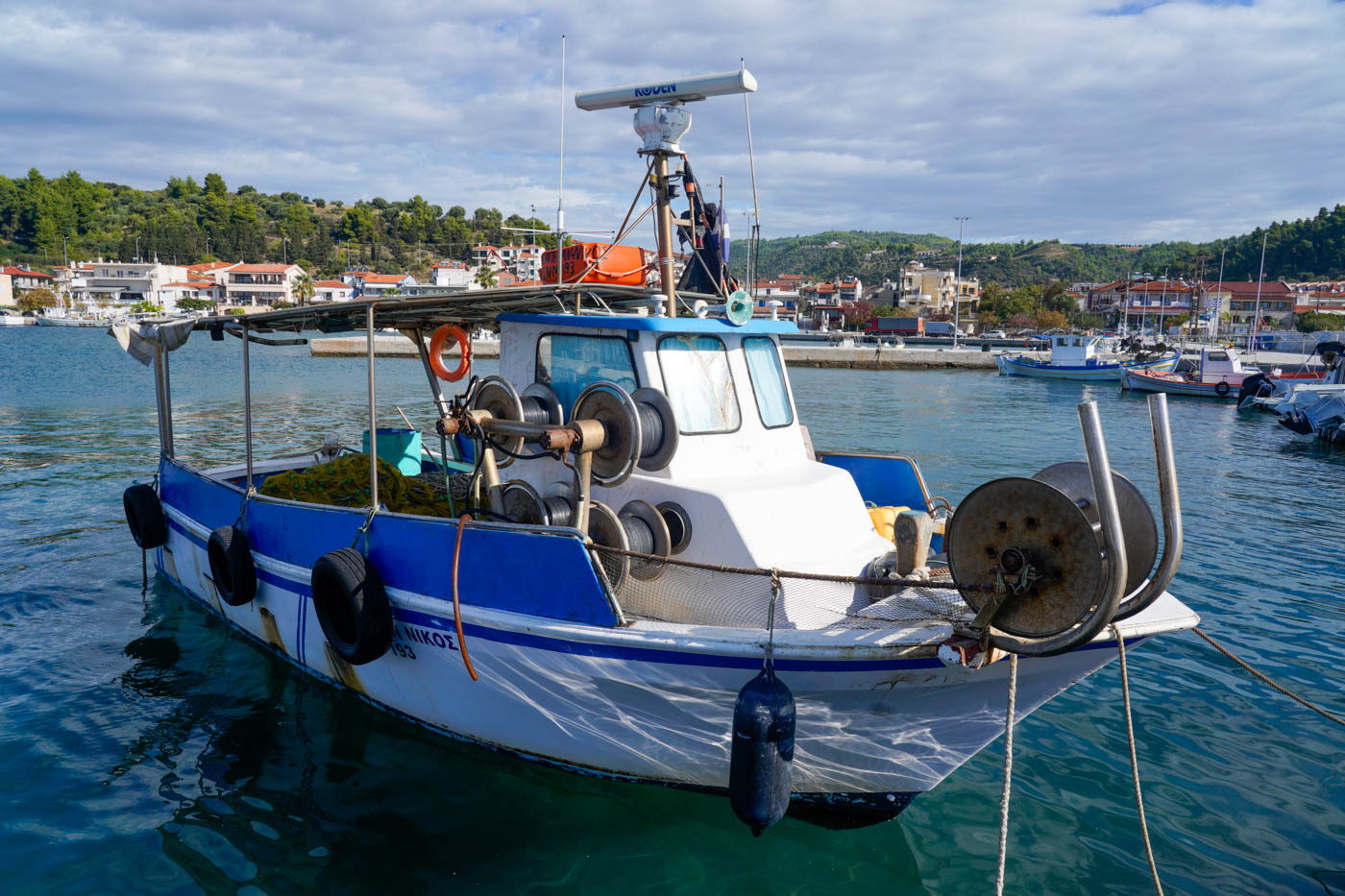Fischerboot im Hafen von Néa Skíoni an der Westküste von Kassandra in der Chalkidikí