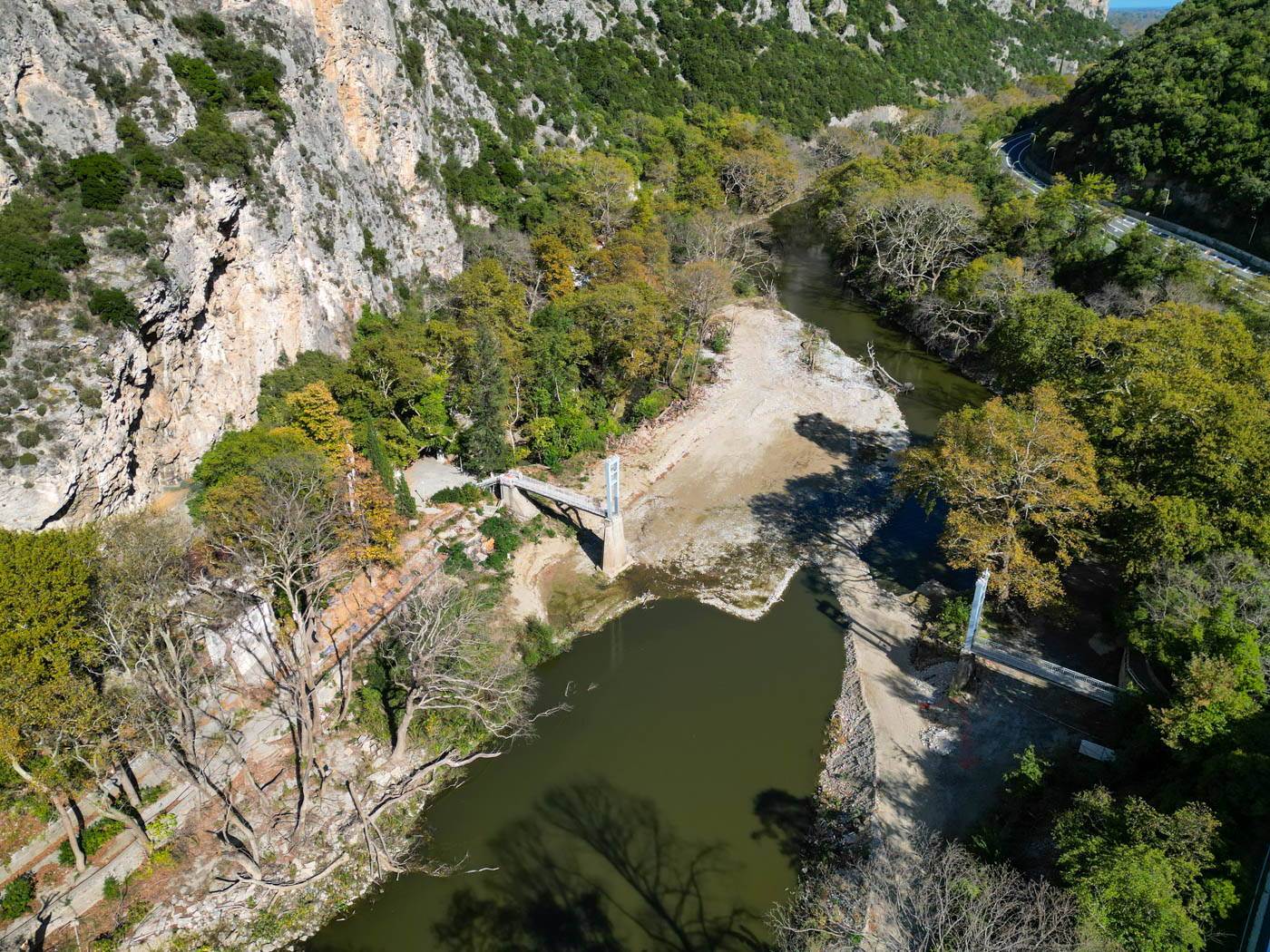 Tempi-Tal mit eingestützter Brücke