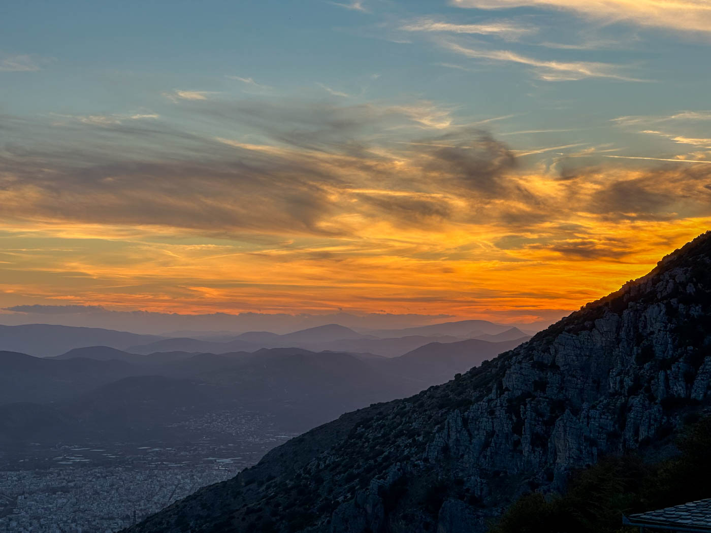 Sonnenuntergang in Makrenítsa in Griechenland