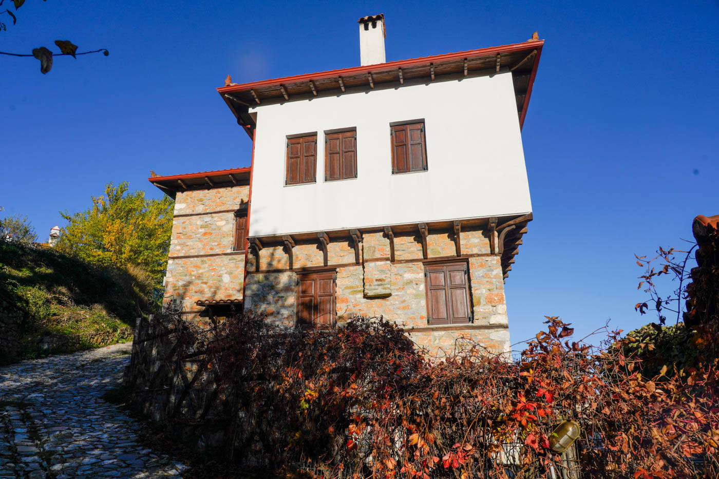 Traditionelles Steinhaus in Palaiós Panteleímon