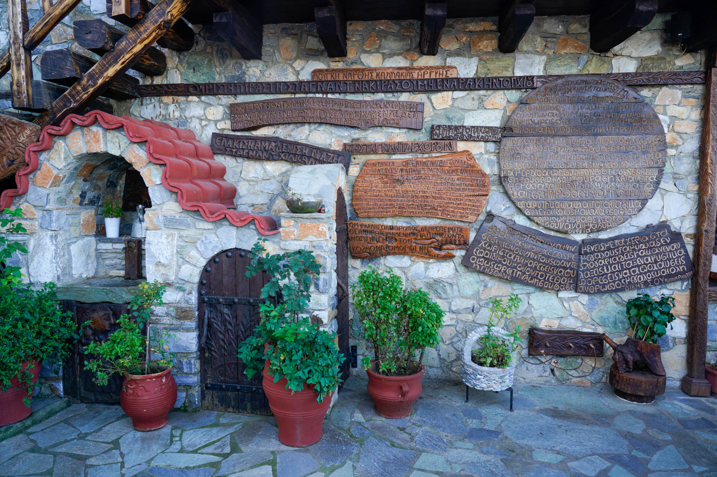 Verzierte Wand in Palaiós Panteleímonas
