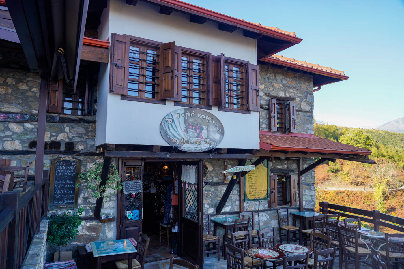 Kaffee in Palaiós Panteleímon am Hang vom Olymp