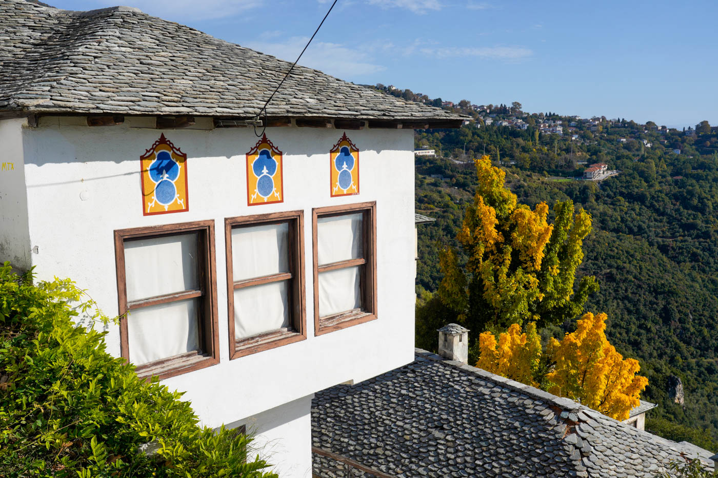 Steinhaus mit Schifferdach in Makrenítsa auf der Pilion Halbinsel