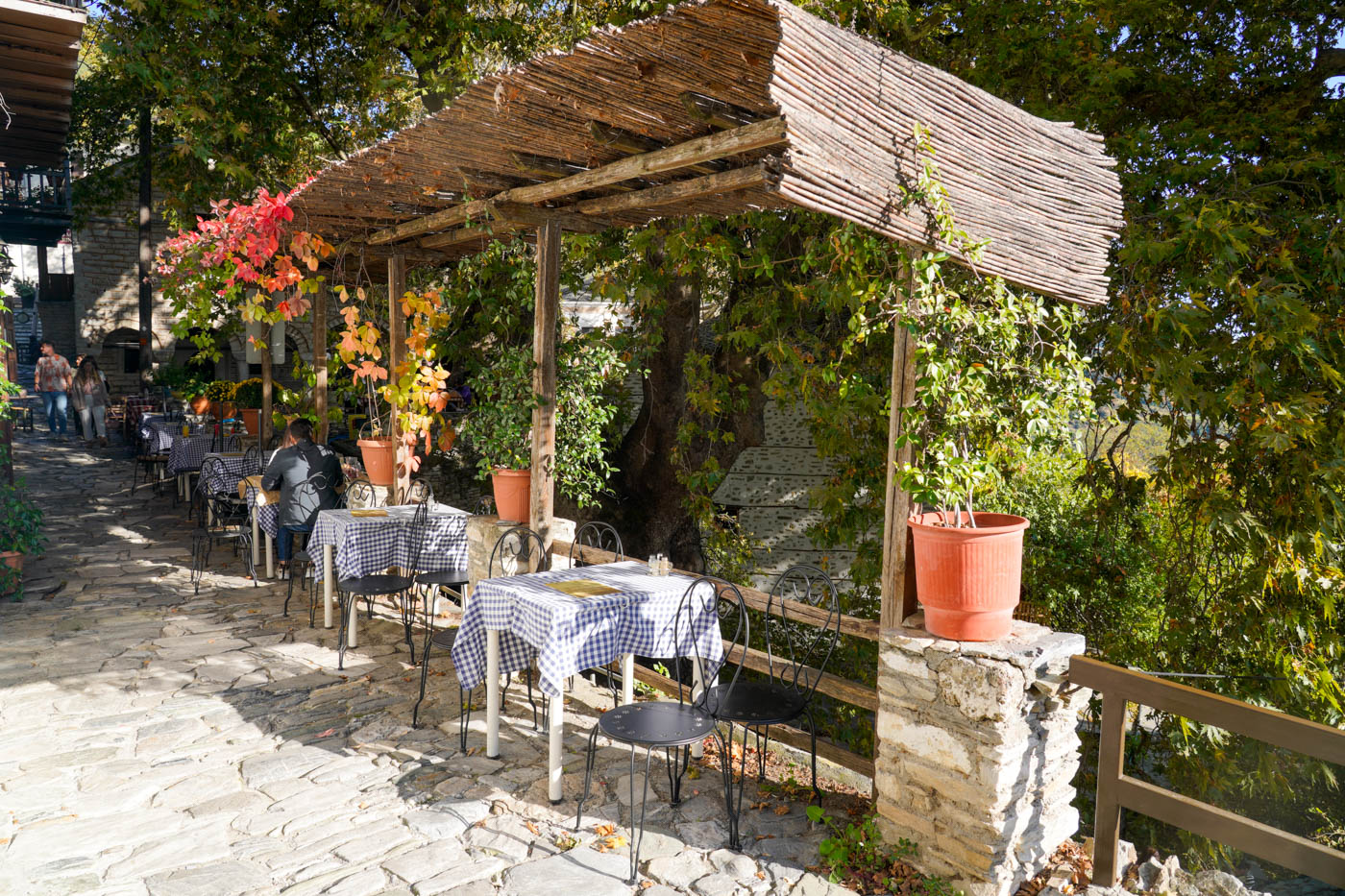Restaurant-Terrase in Makrenítsa / Griechenland