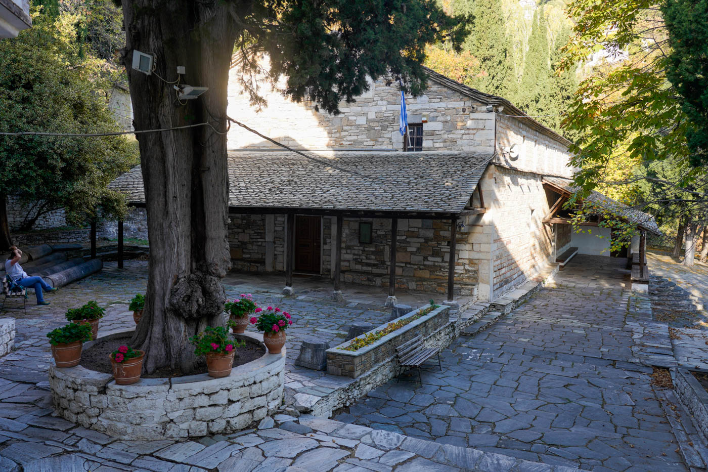 Kirchenvorplatz in Makrenítsa