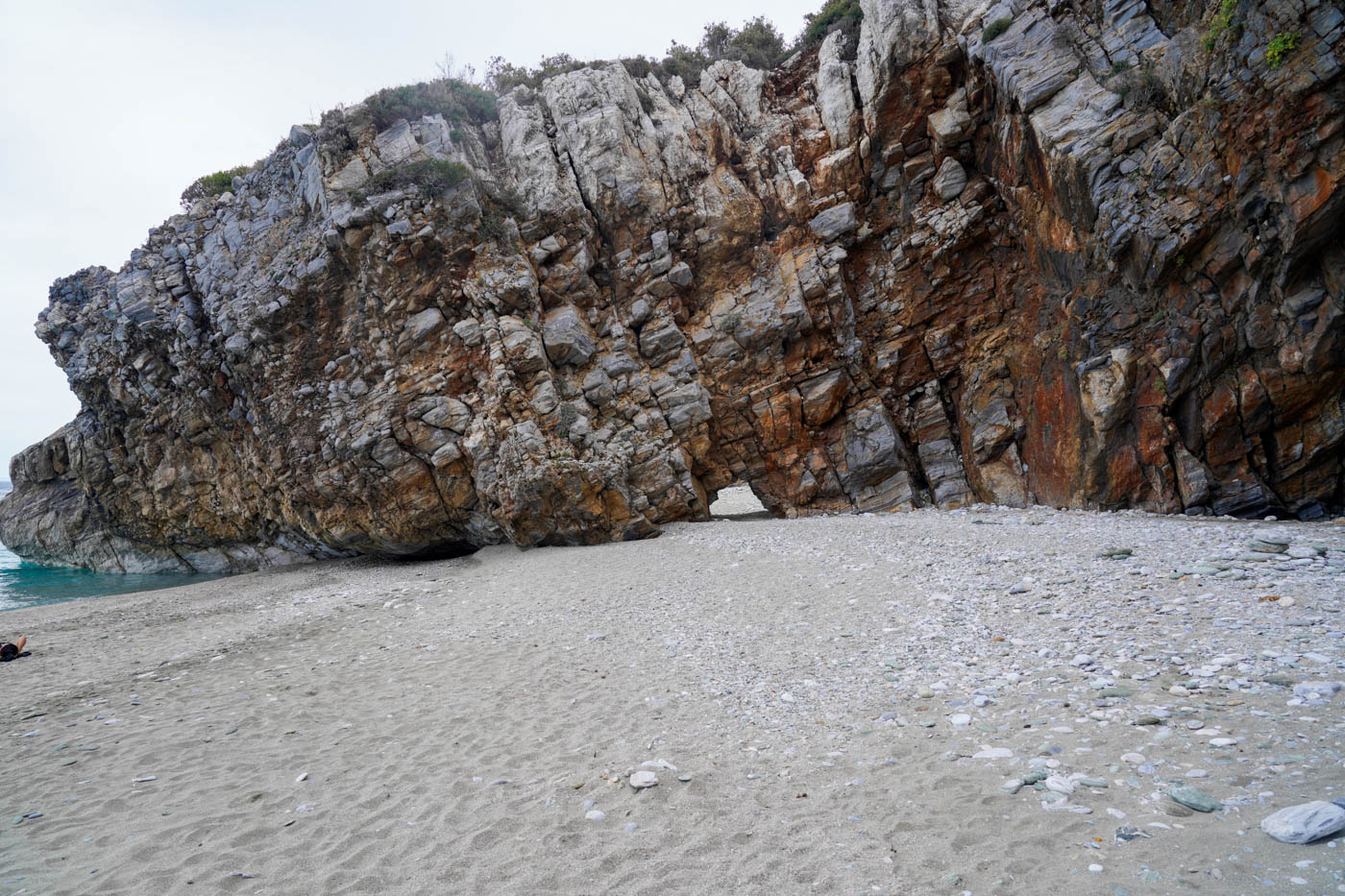 Milopótomas Strand mit Felsdurchbruch auf Pilion