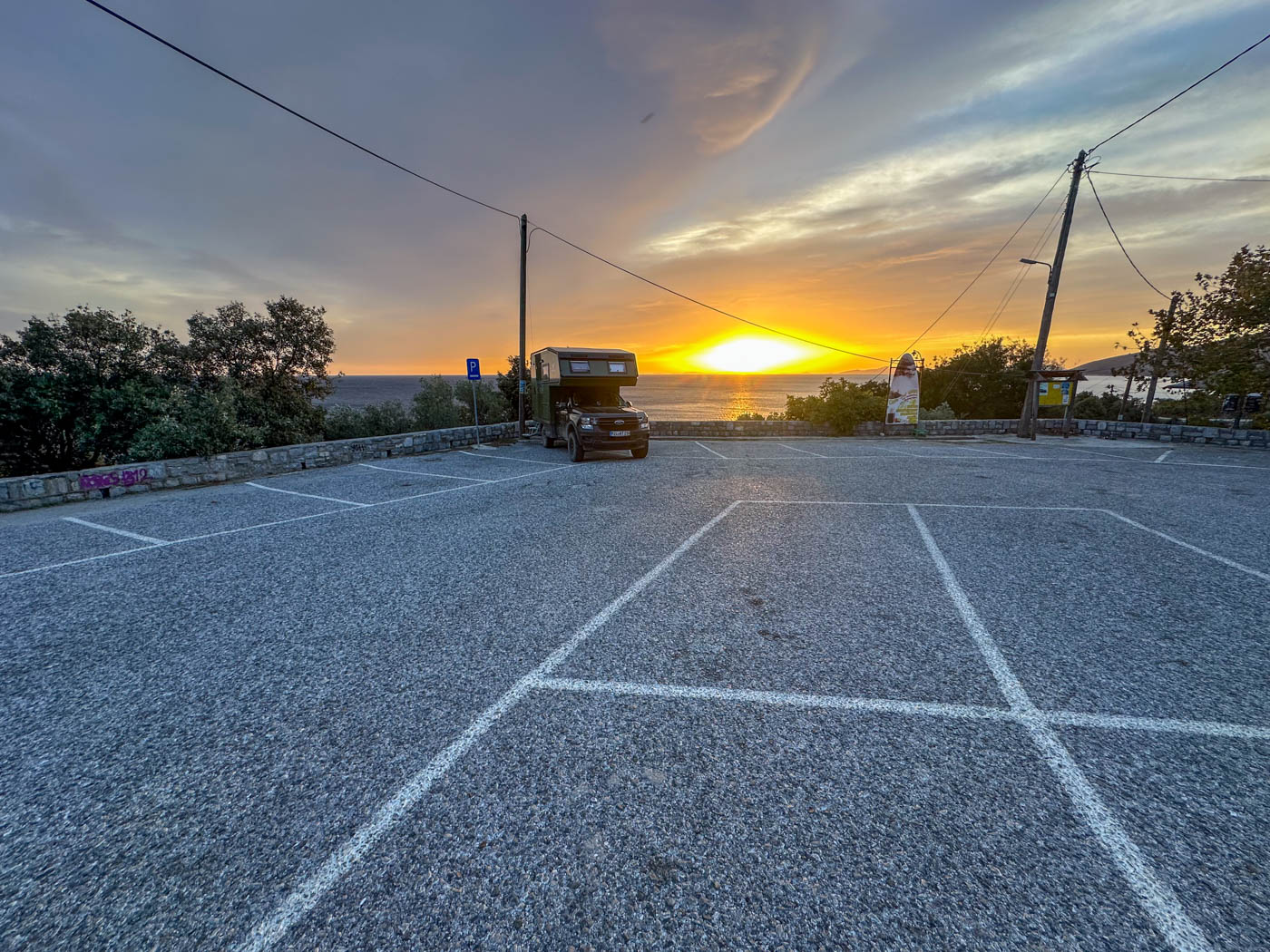 Parkplatz oberhalb vom Milopótamos Strand