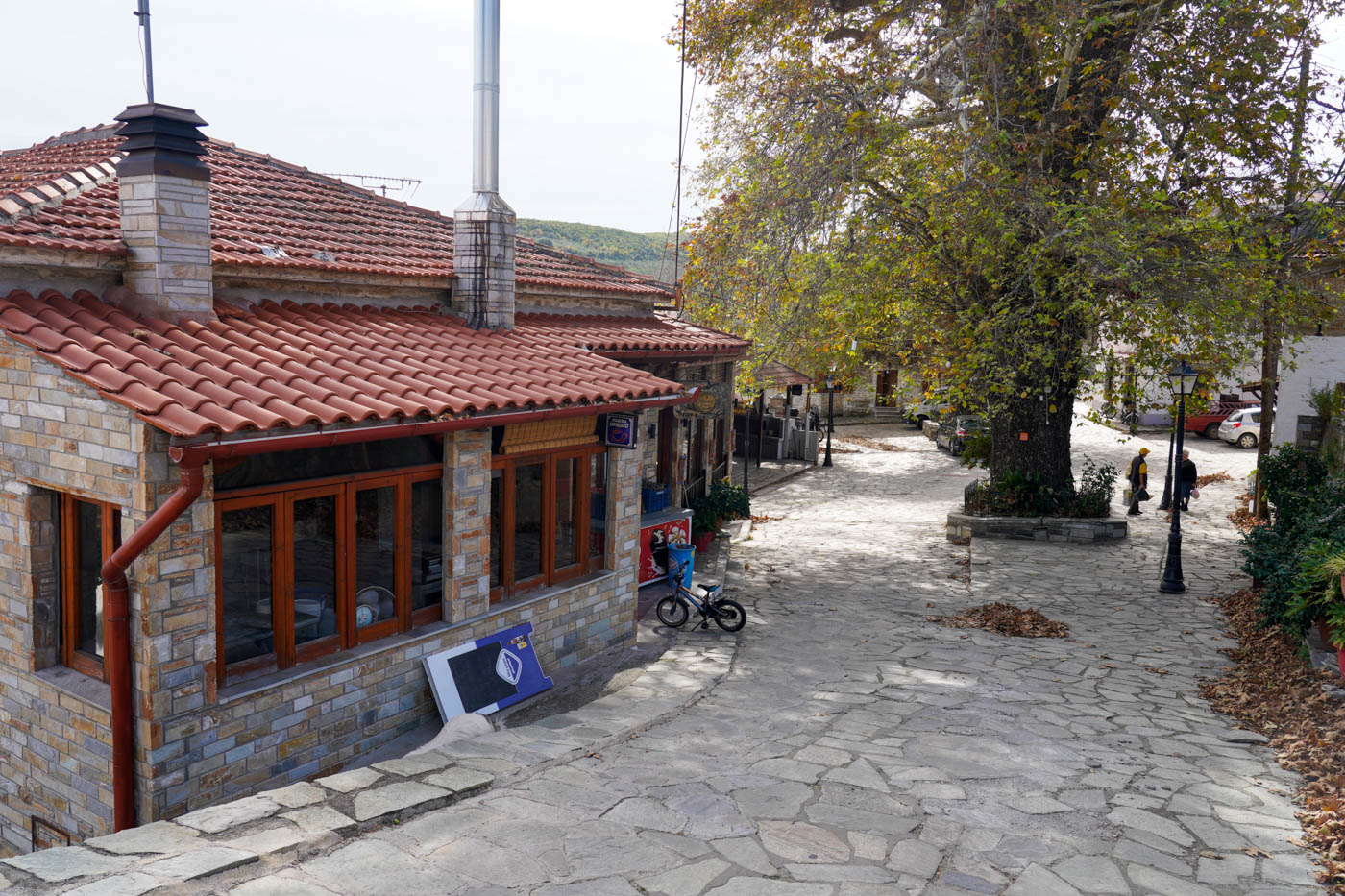 Hauptplatz mit Platane in Xinóvrysi  auf Pilion