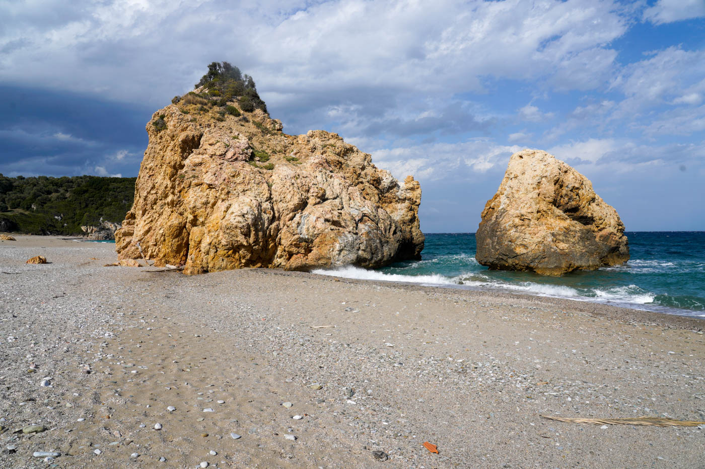 Felsen am Strand von Potistiká auf Polion