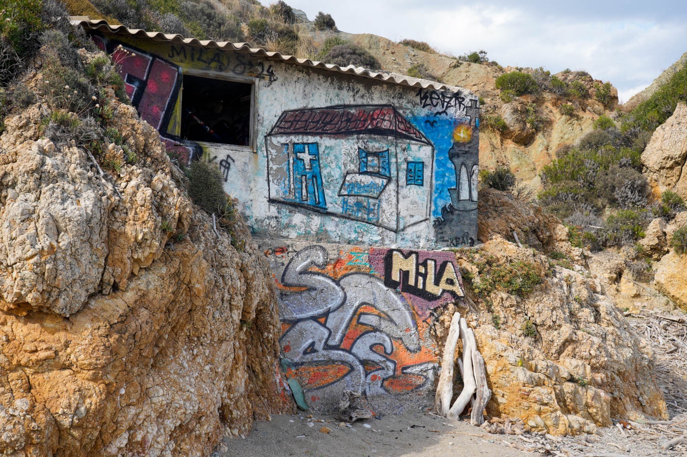 Häuserruine am Melani Strand auf Polion